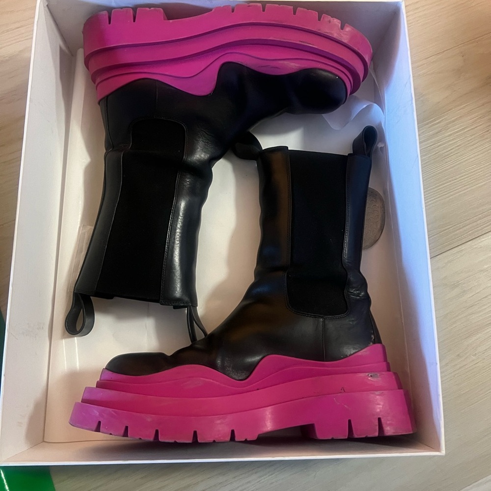 Bottega Veneta Black and Pink Ankle Boots